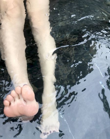 警花扶着桌射进去