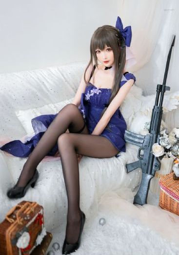 美女们排着队上去玩