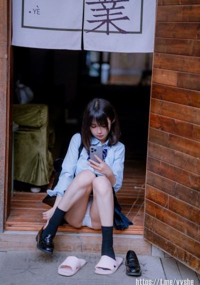 动漫舌吻吃胸扒裤子