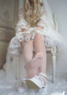 女警被绑在卫生间猛男爆c