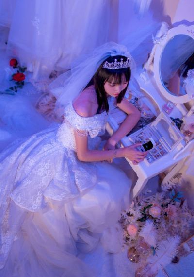 两个男人吮着她的花蒂尿