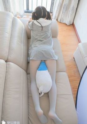 偷拍丝袜娇妻自撸射