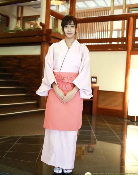 隔壁传来新婚娇妻的呻吟声