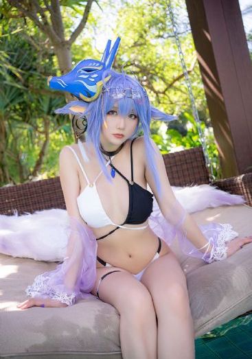 儿子把同学妈妈抱到厕所里c